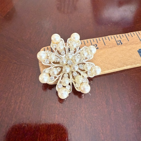 Vintage Jewelry - Vintage Faux Pearl Brooch